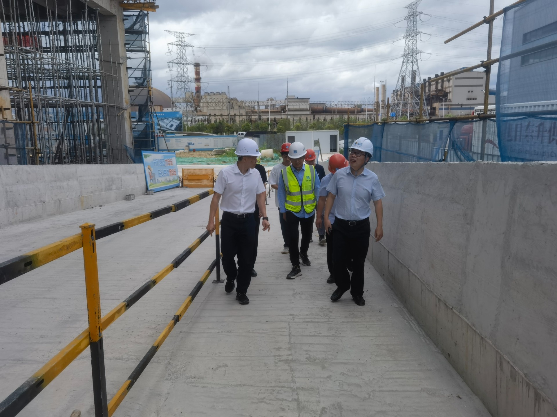 市国际米兰官网集团领导深入市国际米兰官网物流集团重点项目现场检查指导防汛防台风工作，，，，，曾骞拍摄1.jpg